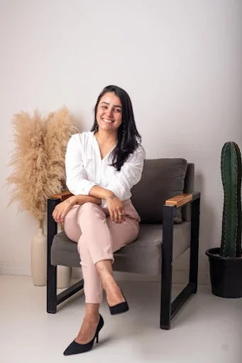 Thamires Lopes, psicóloga e psicanalista, sorrindo em ambiente acolhedor